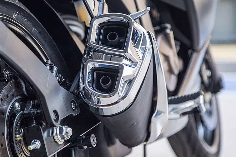 Động cơ này kết hợp cùng công nghệ SOHC, hệ thống làm mát bằng dầu, đi kèm hộp số 6 cấp phù hợp được Suzuki phát triển độc quyền, đã áp dụng cho các xe đua tại giải đua danh giá nhất thế giới MotoGP.