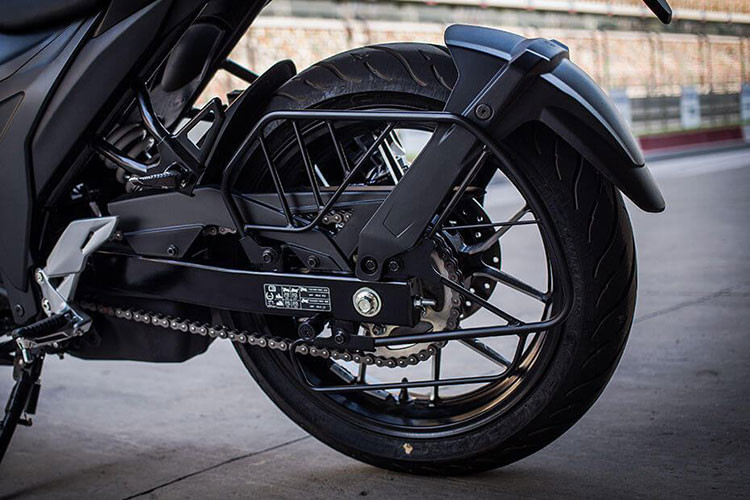 Cung cấp sức mạnh cho Suzuki Gixxer SF 250 là khối động cơ 249cc hoàn toàn mới cho công suất tối đa 26 mã lực tại 9.300 vòng/phút và mô-men xoắn cực đại 22 Nm tại 7.300 vòng/phút.