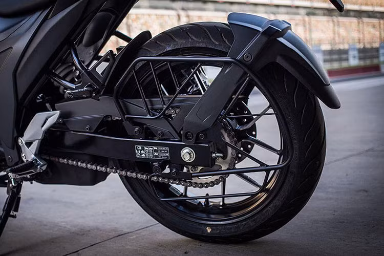 Cung cấp sức mạnh cho Suzuki Gixxer SF 250 là khối động cơ 249cc hoàn toàn mới cho công suất tối đa 26 mã lực tại 9.300 vòng/phút và mô-men xoắn cực đại 22 Nm tại 7.300 vòng/phút.