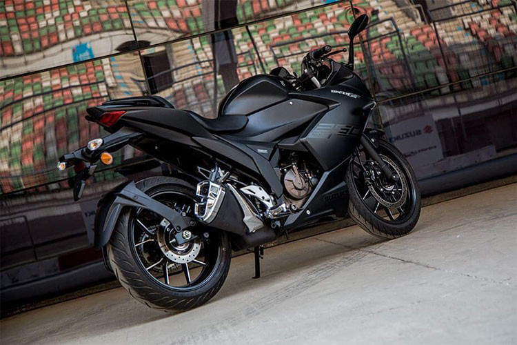 Bên cạnh đó, Suzuki Gixxer SF 250 cũng được trang bị một số tính năng hỗ trợ lái như: hệ thống chống bó cứng phanh (ABS) hai kênh cùng khung xe vững chắc với mục đích mang đến trải nghiệm vận hành tốt nhất cho người lái...