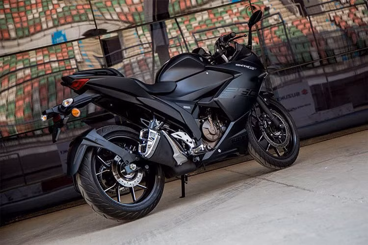 Bên cạnh đó, Suzuki Gixxer SF 250 cũng được trang bị một số tính năng hỗ trợ lái như: hệ thống chống bó cứng phanh (ABS) hai kênh cùng khung xe vững chắc với mục đích mang đến trải nghiệm vận hành tốt nhất cho người lái...