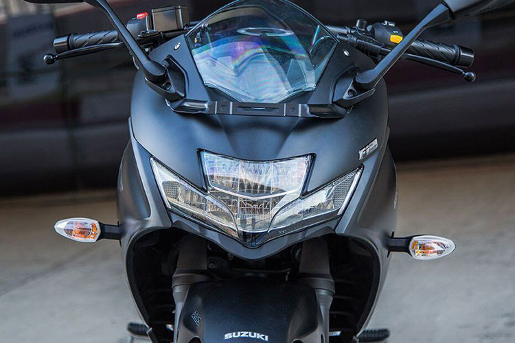 Xe được bổ sung thêm màu ngoại thất Matte Stella Blue Metallic mới giúp xe nhìn cá tính và hiện đại hơn. Xe vẫn mang dáng dấp thể thao, khỏe khoắn của các đàn anh PKL với cụm tay lái dạng clip-on giúp người lái có thể dễ dàng thao tác và điều khiển tư thế ngồi thoải mái, phù hợp.