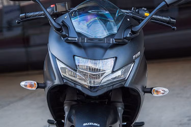 Xe được bổ sung thêm màu ngoại thất Matte Stella Blue Metallic mới giúp xe nhìn cá tính và hiện đại hơn. Xe vẫn mang dáng dấp thể thao, khỏe khoắn của các đàn anh PKL với cụm tay lái dạng clip-on giúp người lái có thể dễ dàng thao tác và điều khiển tư thế ngồi thoải mái, phù hợp.