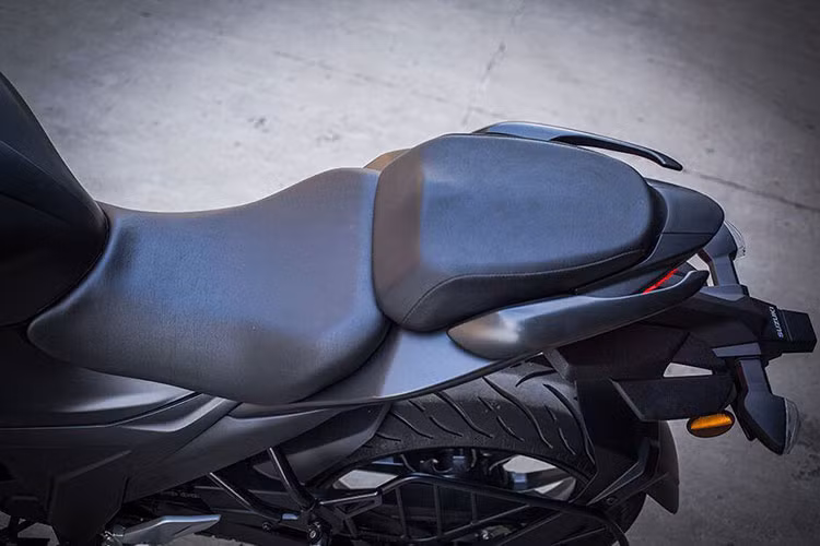 Thông qua hệ thống Suzuki Ride Connect này, người lái có thể xem thông báo tin nhắn SMS, cuộc gọi đến và hiển thị tính năng điều hướng. Ngoài ra, chủ sở hữu cũng có thể dễ dàng theo dõi tình trạng chiếc xe của mình nhờ ứng dụng trên điện thoại.