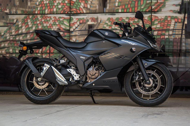 Về ngoại hình, mẫu xe môtô Suzuki Gixxer SF 250 sở hữu kích thước dài x rộng x cao lần lượt là 2.010 x 805 x 1.035 mm. Chiều dài trục cơ sở 1.340 mm, yên xe cao 800 mm, trọng lượng thân xe 155 kg và khoảng sáng gầm ở mức 165 mm.