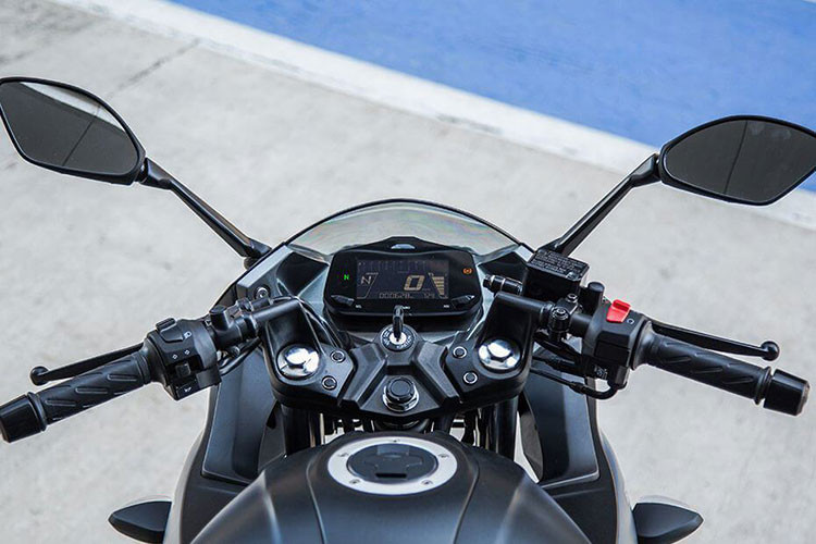 Không chỉ cung cấp các tùy chọn màu sắc mới cho Gixxer SF 250 2023, Suzuki còn trang bị thêm công nghệ cho mẫu xe này. Cụ thể, màn hình LCD trên Gixxer SF 250 có thể kết nối với điện thoại thông minh qua Bluetooth bằng ứng dụng Suzuki Ride Connect.