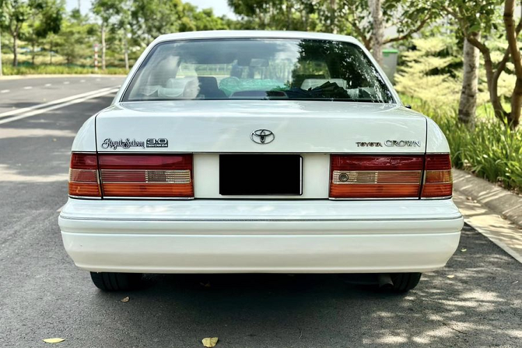 Mẫu xe sedan Toyota Crown được mệnh danh là "xe chủ tịch" hay "xe bộ trưởng" vào những năm thập niên 90 thế kỷ trước, vì thường được dùng để đưa đón các cán bộ, quan chức cao cấp nhà nước. Đây cũng là dòng xe có mức giá đắt đỏ vào thời điểm đó.