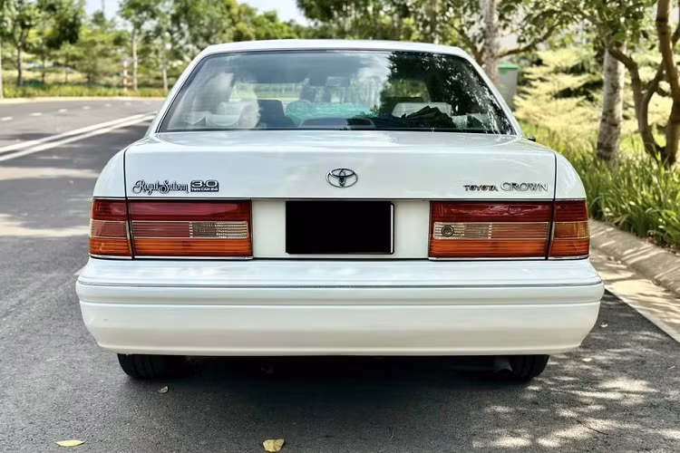 Mẫu xe sedan Toyota Crown được mệnh danh là "xe chủ tịch" hay "xe bộ trưởng" vào những năm thập niên 90 thế kỷ trước, vì thường được dùng để đưa đón các cán bộ, quan chức cao cấp nhà nước. Đây cũng là dòng xe có mức giá đắt đỏ vào thời điểm đó.