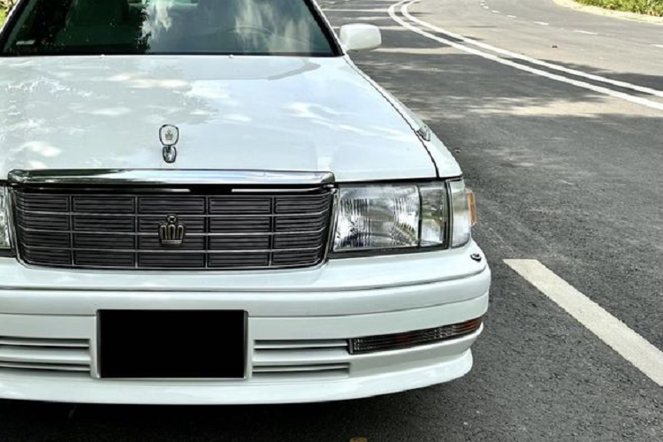 Về khả năng vận hành, Toyota Crown 3.0 Royal Saloon 2001 được trang bị động cơ xăng, 6 xi-lanh, dung tích 3.0L cho công suất tối đa 220 mã lực và mô-men xoắn cực đại đạt 298Nm. Hộp số là loại tự động 4 cấp, đi kèm hệ dẫn động cầu trước.