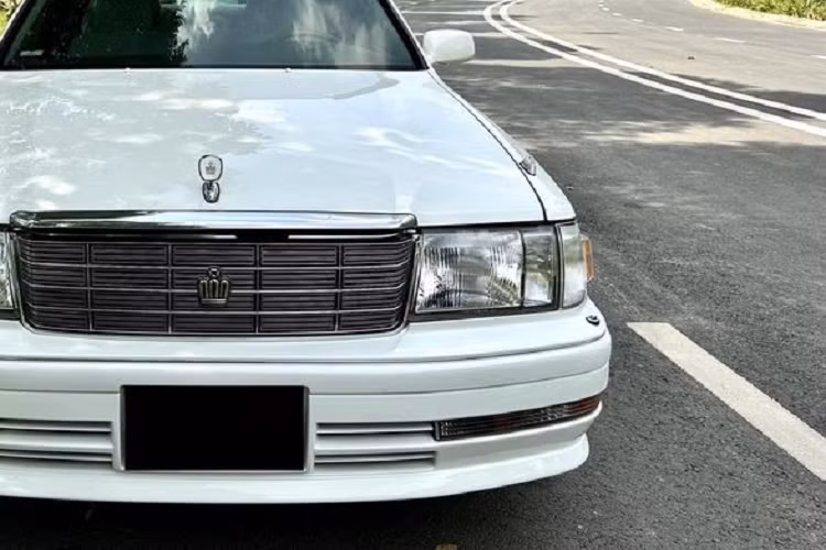 Về khả năng vận hành, Toyota Crown 3.0 Royal Saloon 2001 được trang bị động cơ xăng, 6 xi-lanh, dung tích 3.0L cho công suất tối đa 220 mã lực và mô-men xoắn cực đại đạt 298Nm. Hộp số là loại tự động 4 cấp, đi kèm hệ dẫn động cầu trước.