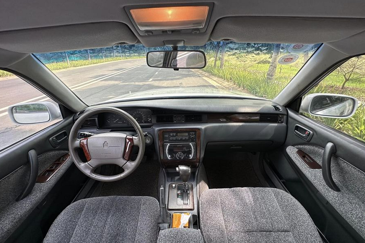 Trên thị trường xe cũ, mức giá xe Toyota Crown cũ hiện khoảng 400 triệu đến 1,4 tỷ đồng tùy chất lượng xe. Sở dĩ chiếc Toyota Crown đời 2001 kể này dù đã lăn bánh tới 22 năm được định giá lên đến gần 1 tỷ đồng vì xe còn giữ được nhiều chi tiết nguyên bản.