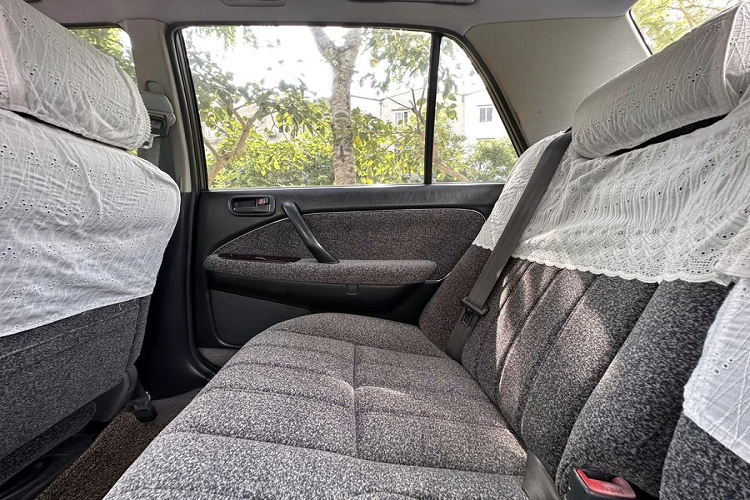 Hai hàng ghế của xe có phần đệm khá dày, cho cảm giác dễ chịu khi ngồi. Với chiều dài cơ sở lên tới 2.780mm, không gian để chân cho hàng ghế sau khá thoải mái. Bên cạnh đó, xe còn có sẵn các hốc gạt tàn ở cả trước lẫn sau, dễ dàng tháo rời để vệ sinh.