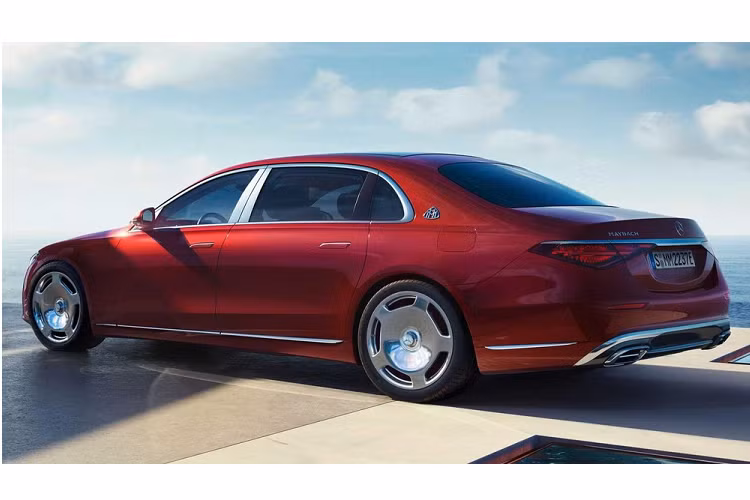 Hiện thương hiệu Đức chưa công bố dung lượng pin của Mercedes-Maybach S580e 2024. Chỉ biết rằng, xe đi kèm bộ sạc chậm 11 kW tiêu chuẩn và sạc nhanh DC 60 kW tùy chọn. Với sạc nhanh, thời gian nạp đầy pin chỉ rơi vào khoảng 30 phút. Sau khi sạc đầy pin, Mercedes-Maybach S580e 2024 có thể chạy được 100 km.