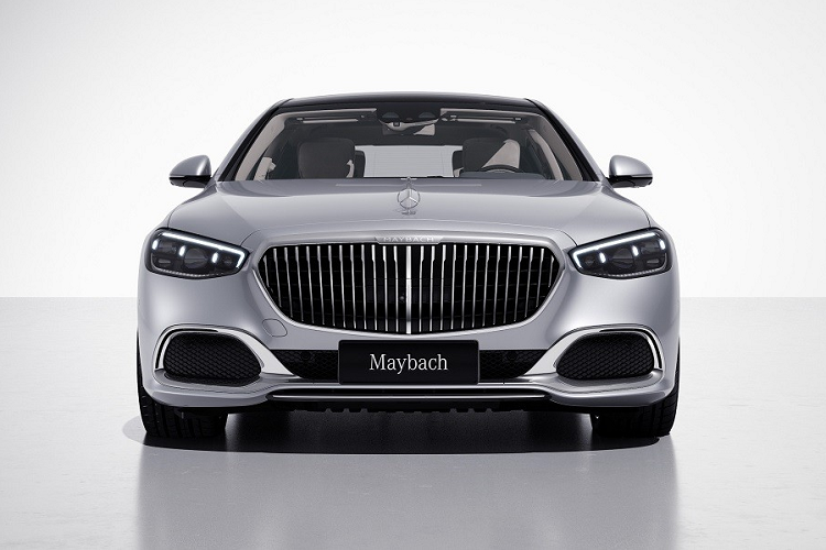 Tổng cộng, Mercedes-Maybach S580e 2024 sở hữu công suất 510 mã lực và mô-men xoắn cực đại 750 Nm, không khác gì người anh em Mercedes-Benz S580e. Nhờ đó, mẫu xe siêu sang này có thể tăng tốc từ 0-100 km/h trong thời gian chỉ 5,1 giây và đạt vận tốc tối đa 250 km/h. Tuy nhiên, vận tốc tối đa của xe khi chỉ chạy bằng mô-tơ điện thấp hơn, đạt 140 km/h.