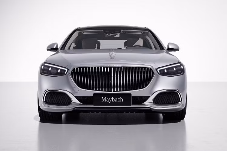 Tổng cộng, Mercedes-Maybach S580e 2024 sở hữu công suất 510 mã lực và mô-men xoắn cực đại 750 Nm, không khác gì người anh em Mercedes-Benz S580e. Nhờ đó, mẫu xe siêu sang này có thể tăng tốc từ 0-100 km/h trong thời gian chỉ 5,1 giây và đạt vận tốc tối đa 250 km/h. Tuy nhiên, vận tốc tối đa của xe khi chỉ chạy bằng mô-tơ điện thấp hơn, đạt 140 km/h.