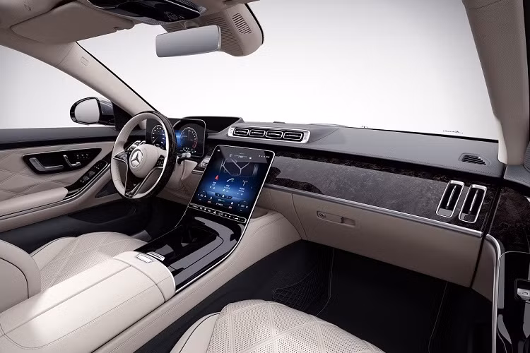 Để khách hàng dễ phân biệt, hãng Mercedes-Benz đã tích hợp nhiều chi tiết riêng cho Mercedes-Maybach S580e 2024 như cổng sạc nằm bên trái và những điểm nhấn màu xanh dương trong đèn pha. Bên trong xe, Mercedes-Maybach S580e 2024 đi kèm bảng đồng hồ được bổ sung tính năng báo tình trạng sạc của pin.