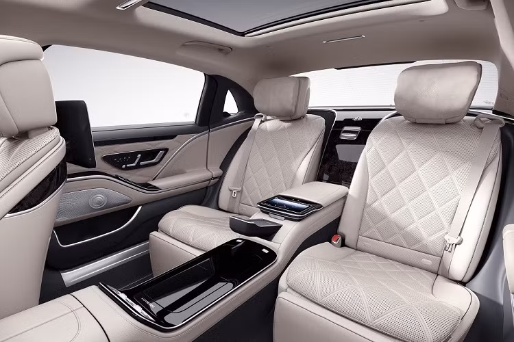 Hiện thương hiêu xe siêu sang Mercedes-Maybach chưa công bố những thông tin chi tiết khác của S580e mới. Giá xe Mercedes-Maybach S580e 2024 cũng được giữ kín.