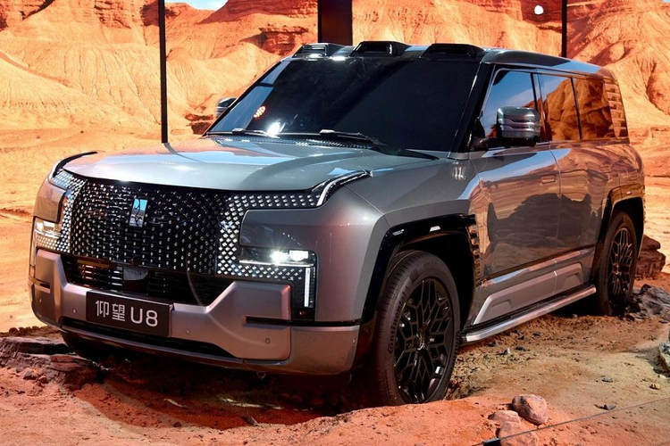 Mới đây, trên mạng xã hội Trung Quốc lan truyền video quay lại cảnh 1 chiếc xe cứu hộ chuyên dụng đang vận chuyển 8 chiếc xe SUV điện BYD YangWang U8 2024 mới, đã nhanh chóng thu hút sự quan tâm của cư dân mạng nước này.