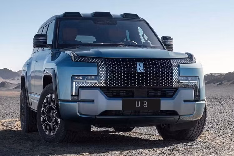 Trước đó, BYD đã tổ chức một sự kiện báo chí ở ngoại ô Đôn Hoàng, một thành phố nhỏ trên sa mạc Gobi cách Mông Cổ khoảng 300 km. Điểm mạnh của BYD Yangwang U8 ngoài thiết kế đẹp mắt, nội thất trang bị nhiều công nghệ đỉnh cao còn đến từ sức mạnh, nơi chiếc xe SUV điện của Trung Quốc sẽ cung cấp thiết lập mổi bánh xe có 1 động cơ điện.