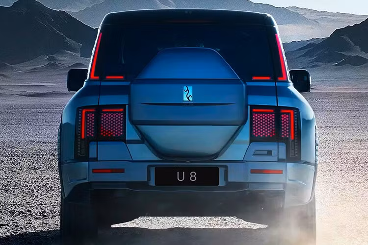 Ngoài ra, chiếc BYD YangWang U8 2024 chạy điện còn có thể hoàn thành nhiều trạng thái lái khác nhau, bao gồm xoay 360 độ tại 1 chỗ, di chuyển trên băng tuyết, vượt dốc sa mạc, hay có thể tiếp tục di chuyển tốc độ cao nhất 120 km/h khi bị xẹp lốp, chế độ nổi trên mặt nước hay đi ngang như cua.