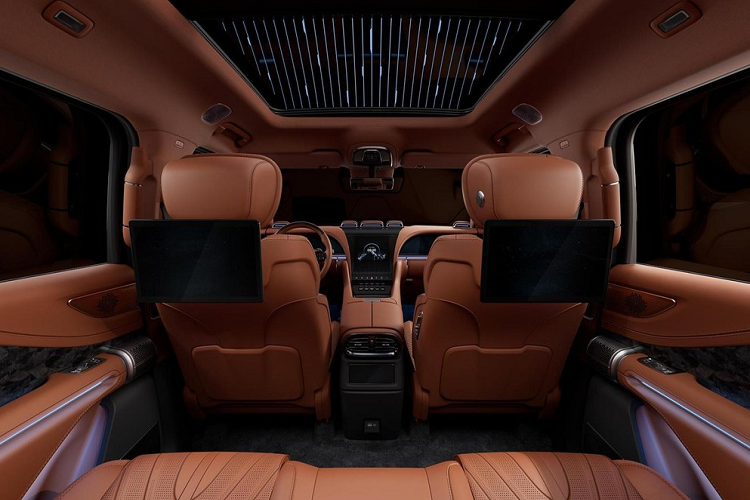 Đây là lần đầu tiên số lượng xe SUV điện BYD YangWang U8 nhiều đến vậy được nhìn thấy xuất hiện trên đường, mỗi chiếc xe BYD YangWang U8 có giá 1,098 triệu nhân dân tệ (tương đương 3,7 tỷ đồng).