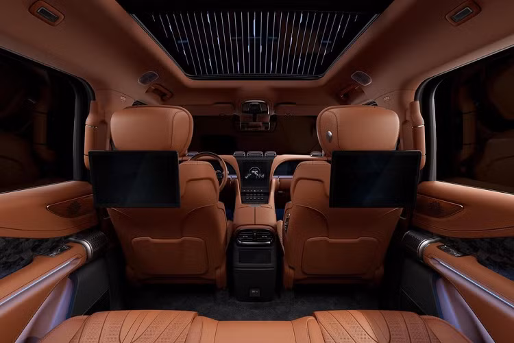 Đây là lần đầu tiên số lượng xe SUV điện BYD YangWang U8 nhiều đến vậy được nhìn thấy xuất hiện trên đường, mỗi chiếc xe BYD YangWang U8 có giá 1,098 triệu nhân dân tệ (tương đương 3,7 tỷ đồng).