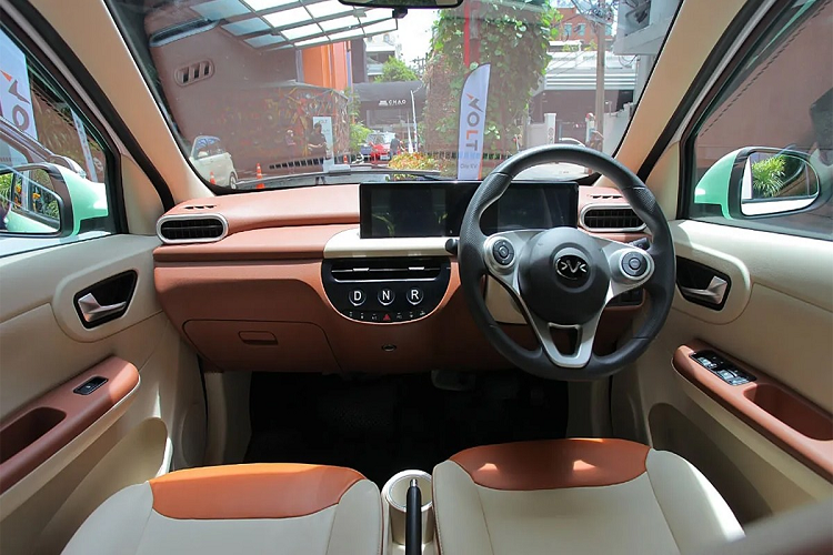 Nội thất chiếc xe điện cỡ nhỏ Volt City EV cũng được trang trí với 2 tông màu. Bản cao cấp nhất trang bị bảng đồng hồ cũng như màn hình giải trí có cùng kích thước 7 inch, kết nối Apple CarPlay và Android Auto, phanh tay cơ, hộc đựng cốc trên phanh tay, còn có camera lùi và 3 nút chọn chế độ lái ngay trên bảng điều khiển trung tâm là D,N,R.