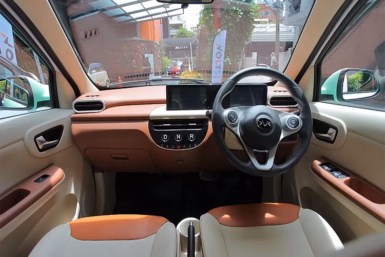 Nội thất chiếc xe điện cỡ nhỏ Volt City EV cũng được trang trí với 2 tông màu. Bản cao cấp nhất trang bị bảng đồng hồ cũng như màn hình giải trí có cùng kích thước 7 inch, kết nối Apple CarPlay và Android Auto, phanh tay cơ, hộc đựng cốc trên phanh tay, còn có camera lùi và 3 nút chọn chế độ lái ngay trên bảng điều khiển trung tâm là D,N,R.