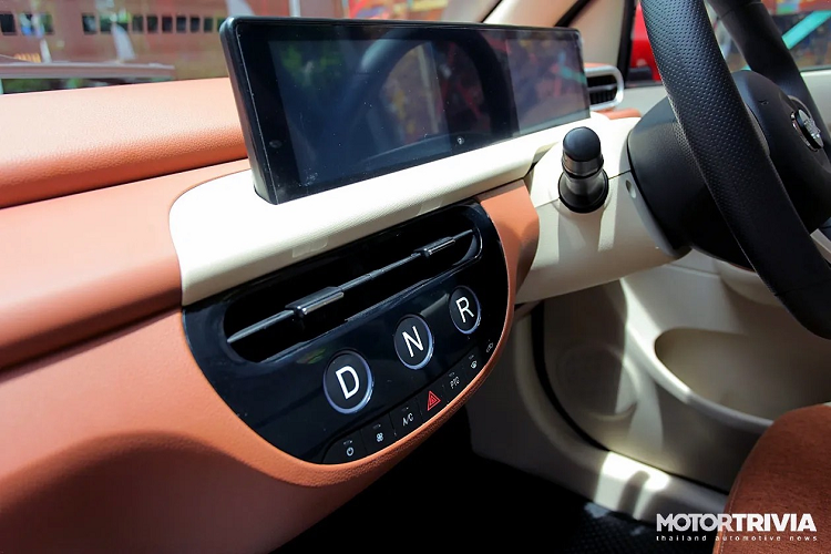 Còn bản Volt City EV có 5 cửa vẫn sử dụng động cơ điện, dẫn động cầu sau như bản 2 cửa nhưng được tinh chỉnh công suất lên 46 mã lực, mô-men xoắn cực đại 102 Nm, kèm gói pin 16,5 kWh. Phạm vi hoạt động 210 km, thời gian sạc 5,5 giờ. Tốc độ tối đa 100 km/h.