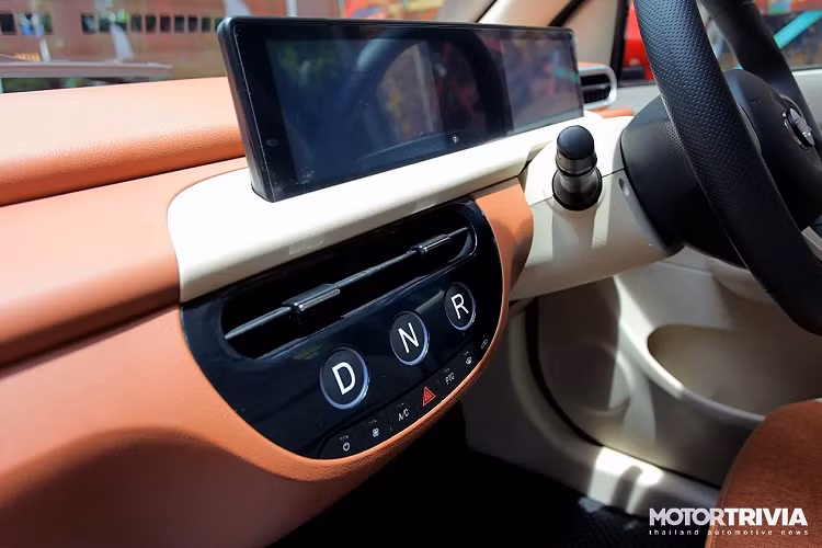 Còn bản Volt City EV có 5 cửa vẫn sử dụng động cơ điện, dẫn động cầu sau như bản 2 cửa nhưng được tinh chỉnh công suất lên 46 mã lực, mô-men xoắn cực đại 102 Nm, kèm gói pin 16,5 kWh. Phạm vi hoạt động 210 km, thời gian sạc 5,5 giờ. Tốc độ tối đa 100 km/h.