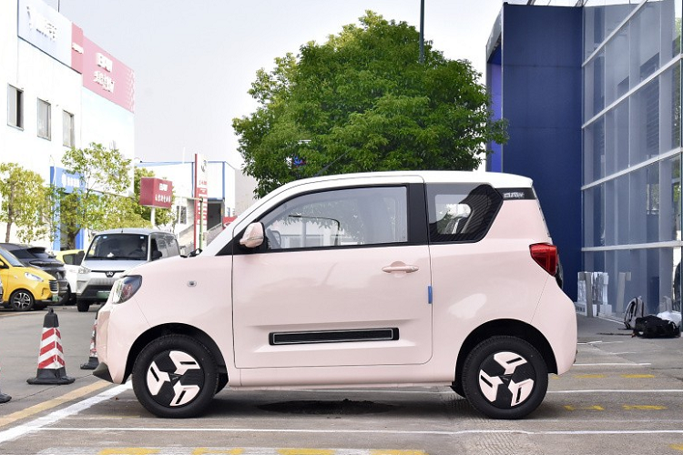 Phiên bản mới của BAW Yuanbao vẫn giữ nguyên thiết kế như mẫu hiện đang được bán, xe có 2 cửa và 4 chỗ ngồi, chiều dài, rộng và cao lần lượt của xe là 3.162/1.498/1.585 mm và chiều dài cơ sở 2050 mm. Chiếc xe này có 7 màu là hồng, trắng, xanh (2 màu), đen, xám (2 màu).