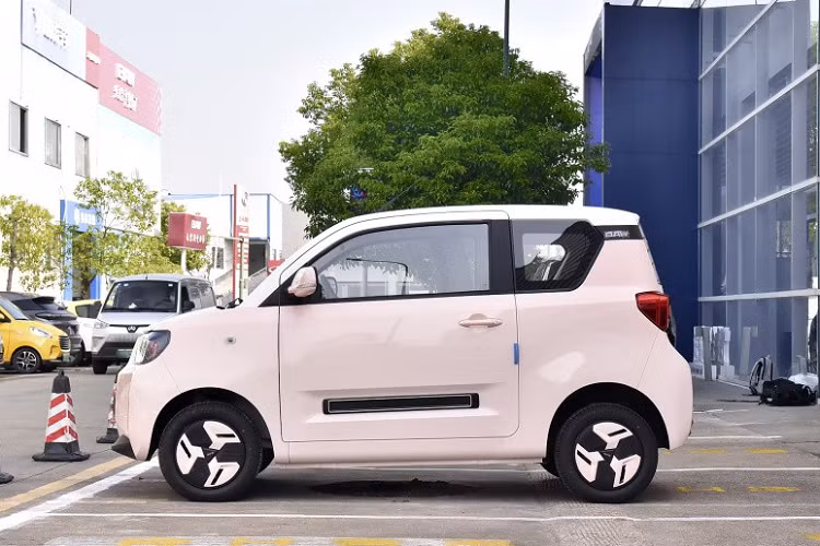 Phiên bản mới của BAW Yuanbao vẫn giữ nguyên thiết kế như mẫu hiện đang được bán, xe có 2 cửa và 4 chỗ ngồi, chiều dài, rộng và cao lần lượt của xe là 3.162/1.498/1.585 mm và chiều dài cơ sở 2050 mm. Chiếc xe này có 7 màu là hồng, trắng, xanh (2 màu), đen, xám (2 màu).