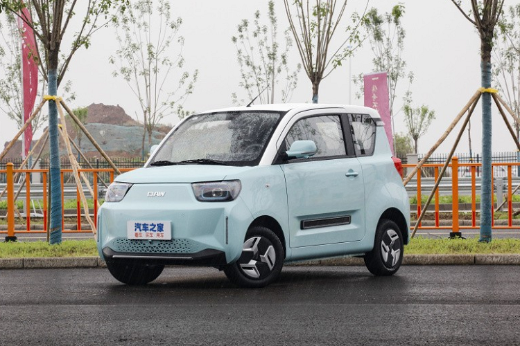 Ngoài ra mẫu xe điện BAW Yuanbao 2023 còn có hệ thống hỗ trợ khởi hành ngang dốc, hệ thống camera 360 độ, radar phía trước và phía sau để hỗ trợ đỗ xe, chống bó cứng phanh ABS, hệ thống phân bổ lực phanh EBD.