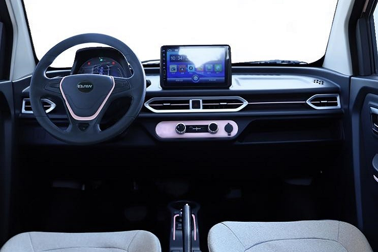 Lý do để BAW Yuanbao 2023 có mức giá rẻ hơn 18 triệu đồng so với bản 2022 chính là việc nhà sản xuất xe Trung Quốc đã cắt bỏ đi trang bị màn hình giải trí có kích thước 10,25 inch của xe cũ, vốn nối liền với bảng đồng hồ, thay vào đó, họ tách ra, trang bị màn hình cảm hứng cùng bảng đồng hồ có kích thước nhỏ hơn.