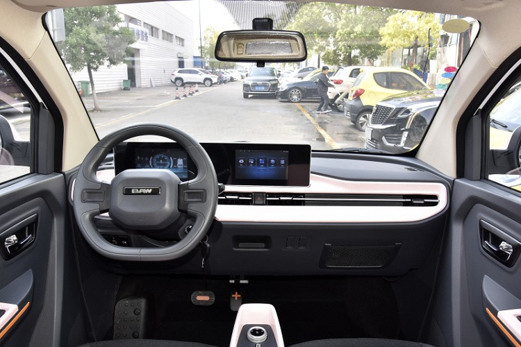 Mức giá xe BAW Yuanbao 2023 tương đương với một chiếc xe ga cao cấp Honda SH hay bằng 2 chiếc Honda Air Blade hoặc 2 xe Yamaha Exciter cộng lại tại Việt Nam.