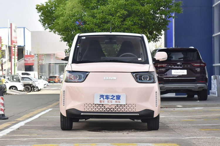 Ngoài ra, phần nội thất của BAW Yuanbao 2023 bố cục tổng thể và phối màu không sang sơn so với đời 2022, xe áp dụng khoang lái 1 màu với điểm nhấn chính là 1 vài chi tiết nhỏ được sơn trùng màu ngoại thất, chưa hết, cửa gió điều hòa cũng được thiết kế lại.