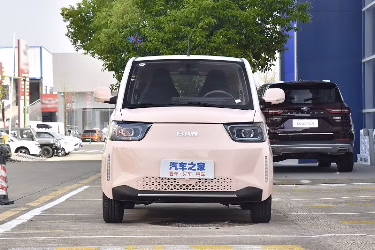 Ngoài ra, phần nội thất của BAW Yuanbao 2023 bố cục tổng thể và phối màu không sang sơn so với đời 2022, xe áp dụng khoang lái 1 màu với điểm nhấn chính là 1 vài chi tiết nhỏ được sơn trùng màu ngoại thất, chưa hết, cửa gió điều hòa cũng được thiết kế lại.