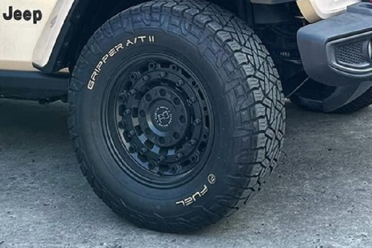 Theo thông tin chúng tôi có được, chiếc SUV Jeep Wrangler Rubicon 2 cửa mang màu bạc xỉu được doanh nhân này mua lại, nguyên bản xe có màu vàng và chủ nhân đầu cũng độ kha khá đồ chơi cho xe. Khi mua lại, nhà sưu tập xe lớn nhất Việt Nam đã độ thêm bộ tời kéo xe ở đằng trước, ngoài ra là bánh xe dự phòng độ và còn có chi tiết ống thở, chuyên dành cho xe off-road.