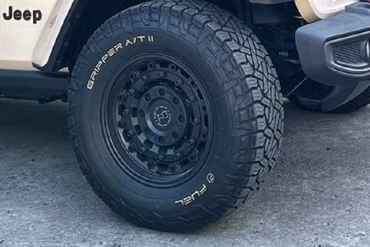 Theo thông tin chúng tôi có được, chiếc SUV Jeep Wrangler Rubicon 2 cửa mang màu bạc xỉu được doanh nhân này mua lại, nguyên bản xe có màu vàng và chủ nhân đầu cũng độ kha khá đồ chơi cho xe. Khi mua lại, nhà sưu tập xe lớn nhất Việt Nam đã độ thêm bộ tời kéo xe ở đằng trước, ngoài ra là bánh xe dự phòng độ và còn có chi tiết ống thở, chuyên dành cho xe off-road.