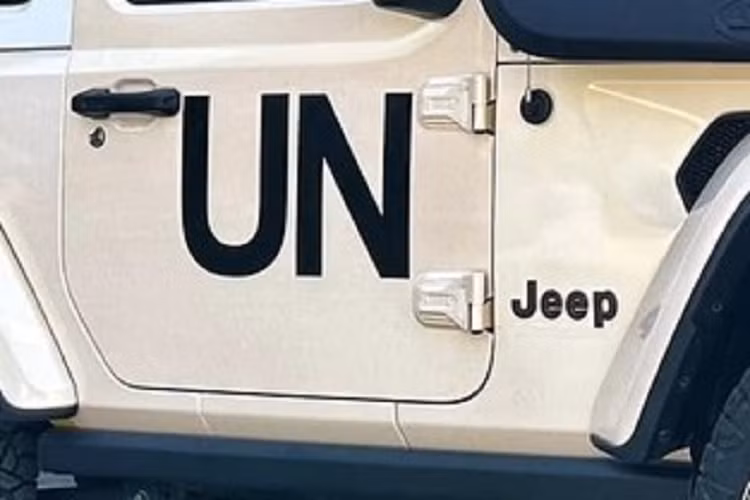 Xe có chiều dài, chiều rộng và chiều cao lần lượt là 4.785 x 1.877 x 1.832/1.871 mm, khoảng sáng gầm 236-275 mm tùy phiên bản, trục cơ sở 3.008 mm, khả năng lội nước 762 mm. Khách mua xe Jeep Wrangler Rubicon sẽ có 2 lựa chọn là bản 4 cửa và 2 cửa cũng như 10 màu sắc cho ngoại thất như vàng, xanh biển, xanh bikini pearl, xanh xám, đỏ, đỏ đậm, bạc, đen, xám và trắng.