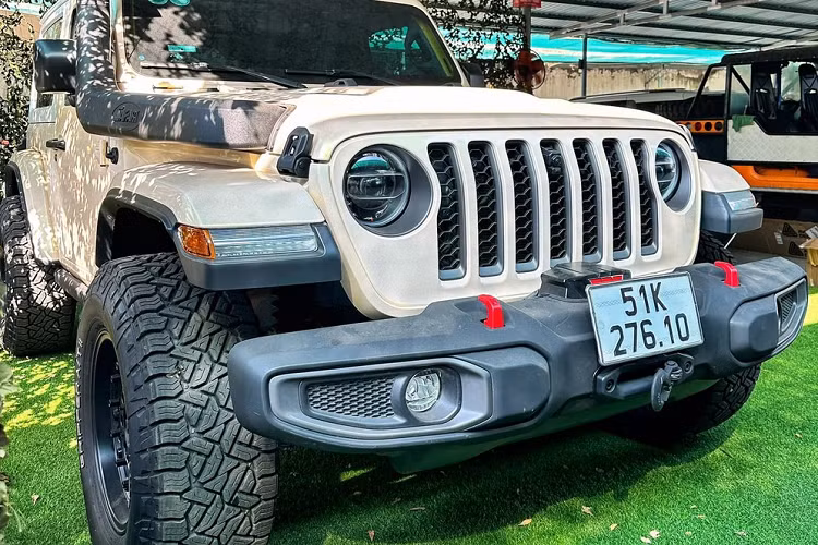 Là 1 người rất thích chơi các dòng xe SUV, trong bộ sưu tập xe của mình, ông Đặng Lê Nguyên Vũ không thể bỏ qua được thương hiệu xe Jeep khi ước tính sở hữu trên 6 chiếc, trong số này, ông có đến 3 chiếc xe Jeep Wrangler phiên bản Rubicon mà còn là dòng chỉ có 2 cửa. Trong đó, 1 xe được dán màu xanh quân đội nhám và xe thứ 2 mới lộ diện với bộ áo có thể gây bất ngờ nhiều người.