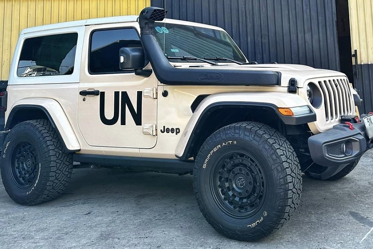 Jeep Wrangler tại Việt Nam chỉ có 1 sự lựa chọn duy nhất là sử dụng động cơ 2.0 lít, tăng áp, sản sinh công suất tối đa 270 mã lực tại 5.250 vòng/phút và mô men xoắn cực đại 400 Nm tại 3.000 vòng/phút. Đi kèm là hộp số 8 cấp và hệ dẫn động 4 bánh (4WD) cùng khóa vi sai điện tử trước sau Tru-Lok.