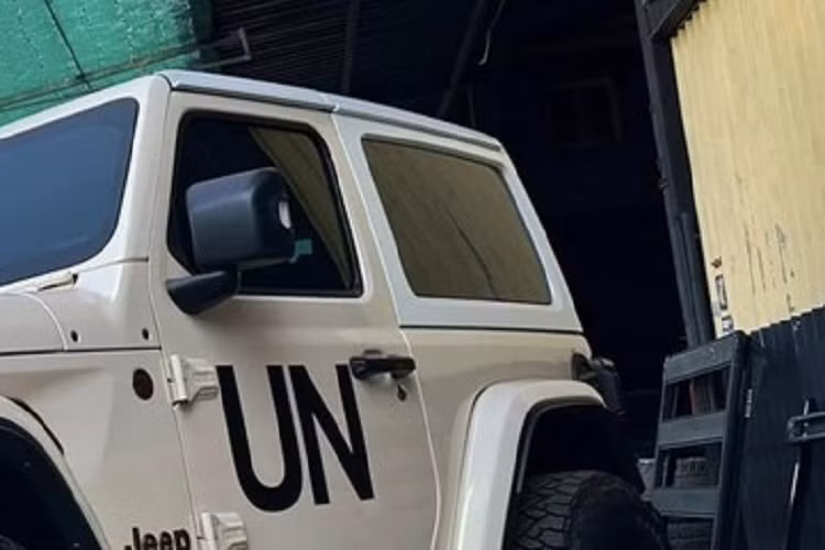 Chiếc SUV Jeep Wrangler Rubicon 2 cửa mà ông Đặng Lê Nguyên Vũ từng cầm lái vào tháng 2 cũng có cách độ tương tự. Dòng xe Jeep Wrangler có nhiều lựa chọn khác nhau như mui kín, mui trần mềm đóng mở bằng điện và sau cùng là bản mui trần cứng tháo lắp bằng tay được doanh nhân này lựa chọn chơi.