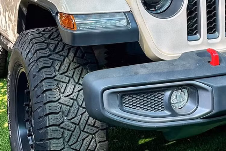 Ngoài màu áo gợi nhớ món đồ uống bạc xỉu, chiếc xe SUV Jeep Wrangler Rubicon 2 cửa này còn được nhà sưu tập xe Việt cho dán phần mui và cửa số thứ 2 của xe thành trắng, tạo vẻ đối lập. Màu trắng cũng là tượng trưng cho sữa, và bạc xỉu rõ ràng sữa phải nhiều hơn cà phê.