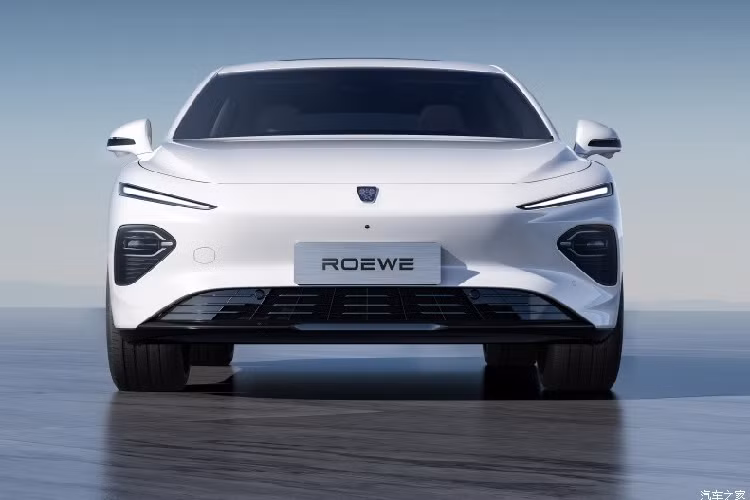 Được trang bị động cơ kép và động cơ hybrid với hiệu suất nhiệt hơn 43%, Roewe D7 có phạm vi hành trình hoàn toàn bằng điện theo chu trình thử nghiệm CLTC của Trung Quốc là 125 km, trong khi phạm vi hành trình toàn diện, xăng kết hợp điện có thể lên tới 1.400 km và mức tiêu thụ nhiên liệu thấp là 4,3 lít/100 km.