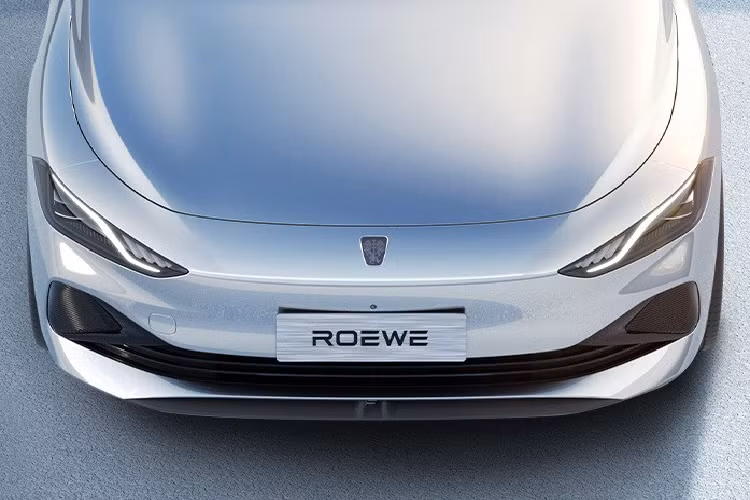 Kích thước của Roewe D7 bản plug-in hybrid bao gồm chiều dài, chiều rộng và chiều cao lần lượt sẽ là các số đo 4.890×1.890×1.510 mm, chiều dài cơ sở là 2.810 mm, như vậy, nó rộng hơn 18 mm so với phiên bản Roewe D7 EV.