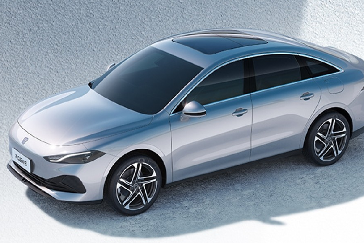 SAIC Roewe D7 PHEV 2024 mới thuộc dòng sản phẩm năng lượng mới “D” của thương hiệu Roewe, nó như một phần trong “kế hoạch hành động ba năm về phát triển phương tiện năng lượng mới” của SAIC được công bố vào ngày 18 tháng 4. Theo kế hoạch này, trong 3 năm tới, 8 các mẫu xe năng lượng mới sẽ được ra mắt, bao gồm xe sedan, SUV và MPV, bao gồm các phân khúc thị trường xe nhỏ gọn, cỡ trung và cỡ lớn.