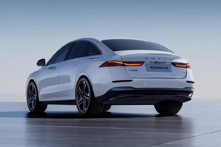 Ngoài ra, SAIC tuyên bố rằng hiệu suất NVH (tiếng ồn, độ rung và độ ồn) của hệ thống DMH tốt hơn 10% so với các sản phẩm tương tự. Đối với phiên bản thuần điện, Roewe D7 sẽ cung cấp hai cục pin Rubik's Cube mới, tương ứng với phạm vi hành trình toàn diện CLTC lần lượt là 510 km và 610 km. Về sức mạnh, xe mới sẽ sở hữu động cơ 6 trong 1 VGA, động cơ đồng bộ nam châm vĩnh cửu với công suất tối đa 155 kW.