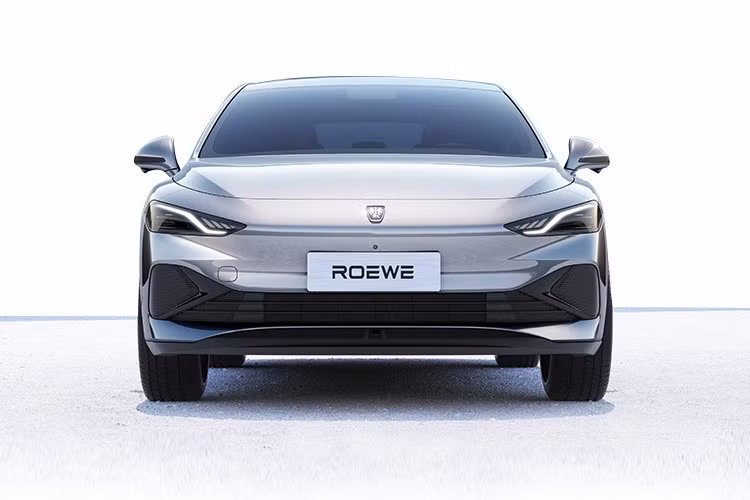 SAIC đã công bố những hình ảnh chính thức của mẫu sedan tầm trung đến cao cấp Roewe D7 bản plug-in hybrid của mình, trước khi chính thức tổ chức buổi lễ ra mắt. Trước đó, vào đầu tháng 6, SAIC tiết lộ phiên bản EV của D7. Với việc xuất hiện phiên bản Roewe D7 PHEV sẽ giúp cho các khách hàng có nhiều sự lựa chọn hơn, nếu như không thích 1 chiếc sedan có động cơ hoàn toàn bằng điện. 