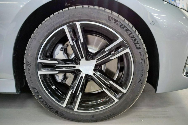 Về nội thất, khoang cabin nổi bật với cặp màn hình cong tương tự mẫu xe “đàn anh” 7-Series, gồm cụm đồng hồ kỹ thuật số kích thước 12,3 inch và màn hình thông tin giải trí kích thước 14,9 inch.